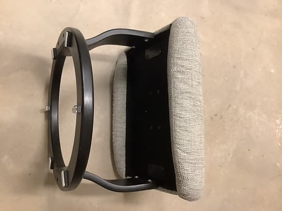 Mio pall med grått tyg och svart trästomme