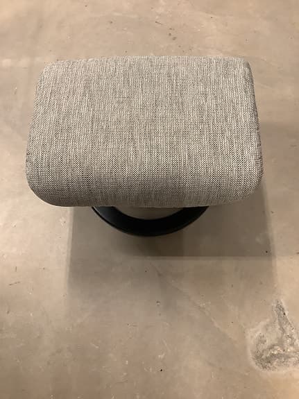 Mio pall med grått tyg och svart trästomme