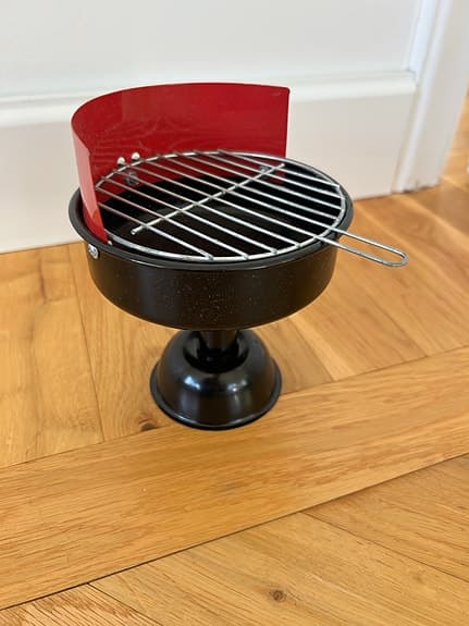Leksaksgrill i metall, 15 cm hög