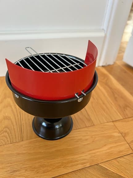 Leksaksgrill i metall, 15 cm hög