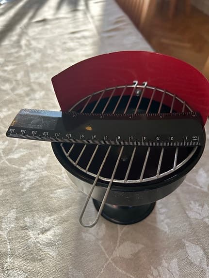 Leksaksgrill i metall, 15 cm hög