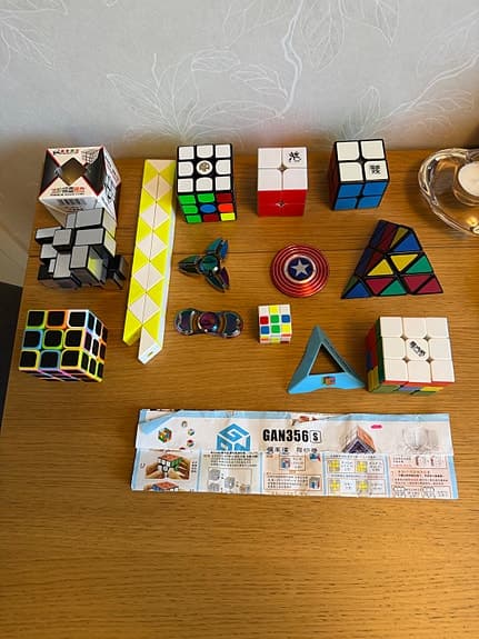 Fidget-leksaker, rubikskuber, fidgetspinners