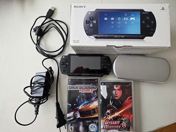 PSP-1000 med tillbehör och spel