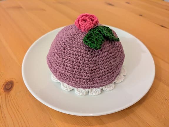 Handvirkad lila prinsesstårta - 10 cm ⌀