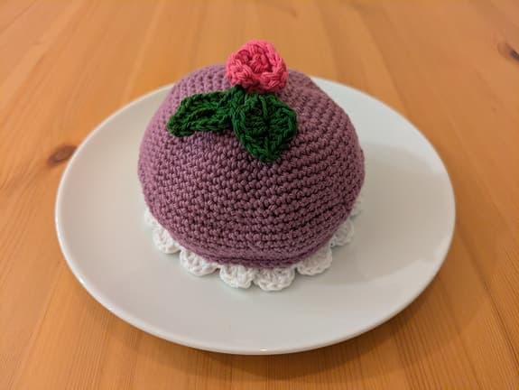 Handvirkad lila prinsesstårta - 10 cm ⌀
