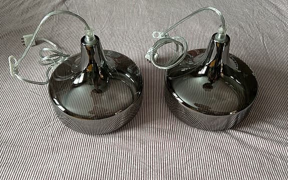 2 handblåsta tak-/fönsterlampor