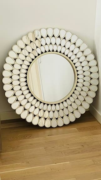 Runt Mio Spegel med dekorativa ornament - 76x76 cm