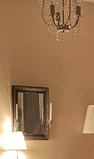 Vacker antik spegel med ljushållare i guldfärg