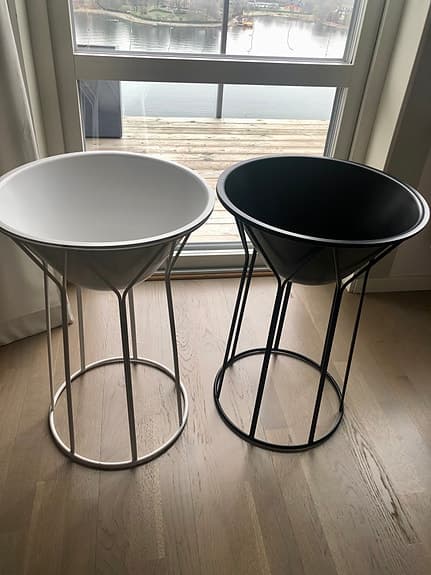 Stora krukor på piedestaler
