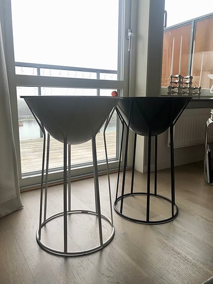 Stora krukor på piedestaler