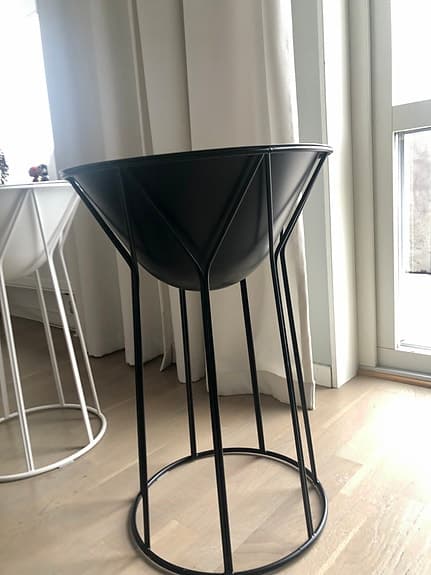 Stora krukor på piedestaler