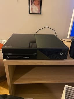 Xbox One Spelkonsol med fyra handkontroller och nio spel