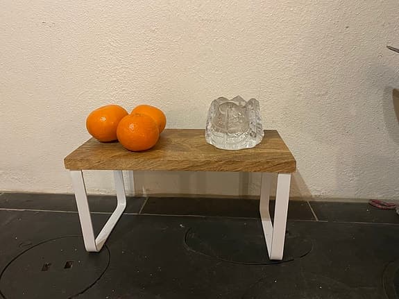 Liten hylla i trä och vit metall