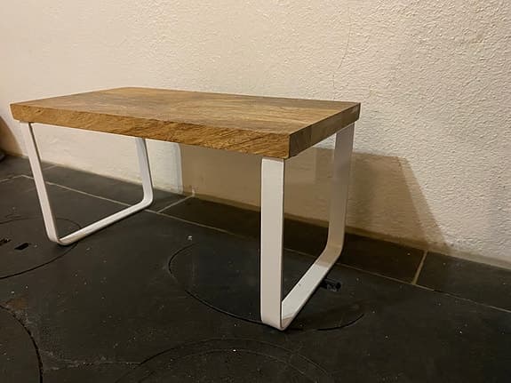 Liten hylla i trä och vit metall