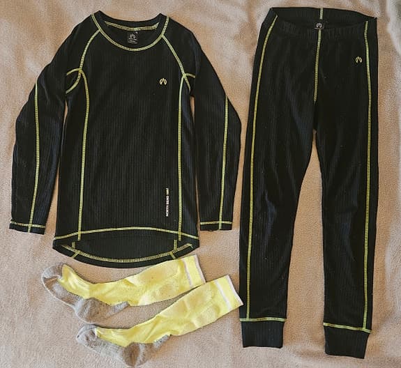 Underställ stl 134/140 och skidsockor stl 31/34