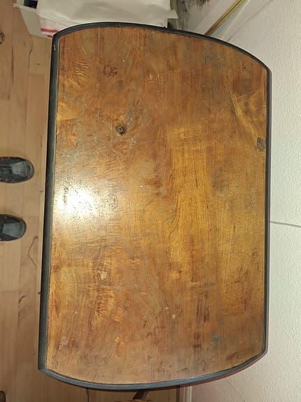 Sidobord med svarvad fot.