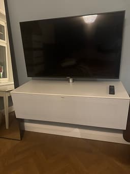 Sony TV med Spectral vägghängd förvaring samt Sonos Soundbar 50 tum