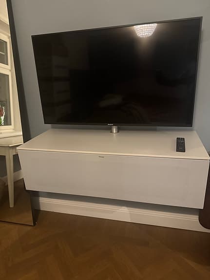 Sony TV med Spectral vägghängd förvaring samt Sonos Soundbar 50 tum
