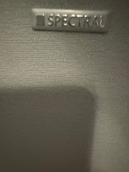 Sony TV med Spectral vägghängd förvaring samt Sonos Soundbar 50 tum