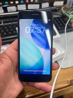 iPhone SE 64GB 83% batteri den är i topp skick laddare följer med