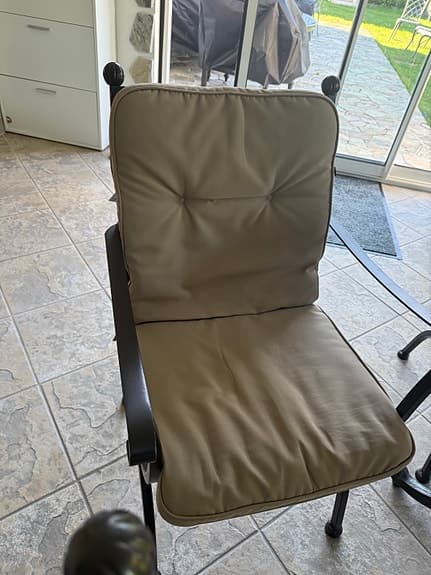 Trädgårdsstol med beige dyna och svart metallram