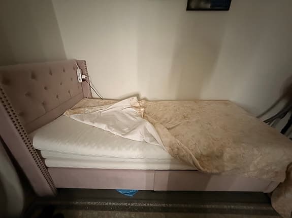 IKEA säng med stoppat sänggavel