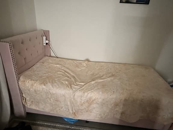 IKEA säng med stoppat sänggavel