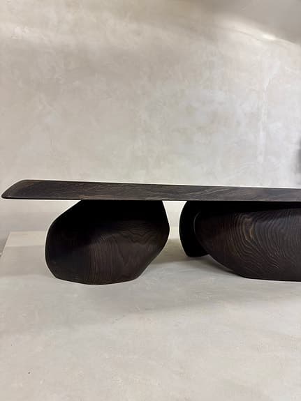 Exklusivt design soffbord i massiv ek – tre skulpturala ben