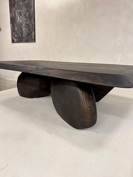 Exklusivt design soffbord i massiv ek – tre skulpturala ben