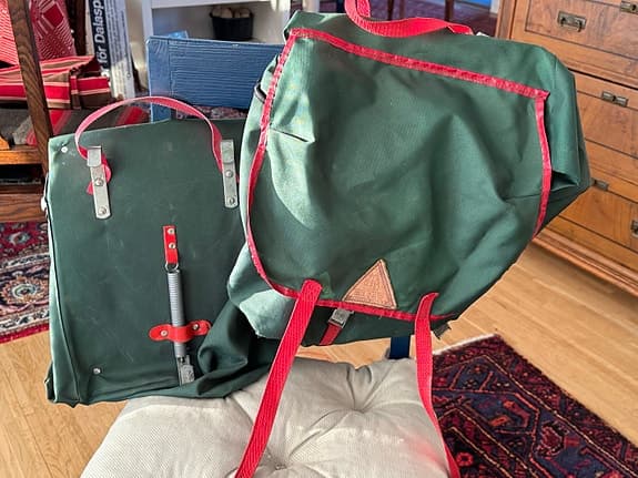 Cykelväskor i grönt och rött med läderdetaljer