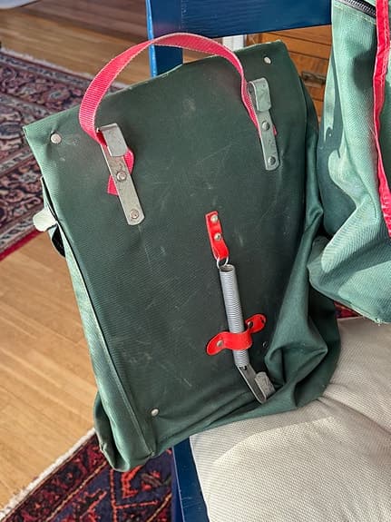 Cykelväskor i grönt och rött med läderdetaljer