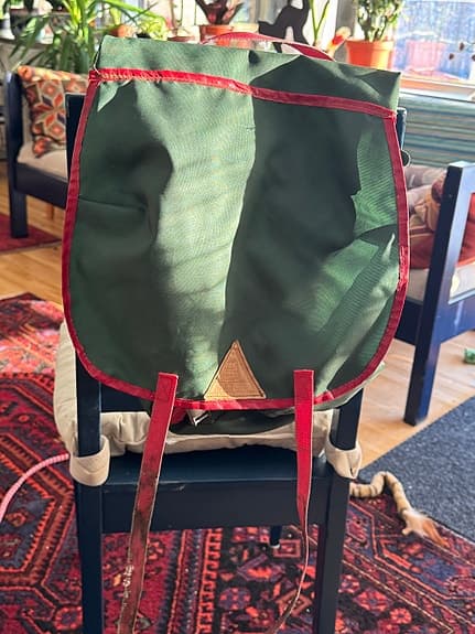 Cykelväskor i grönt och rött med läderdetaljer