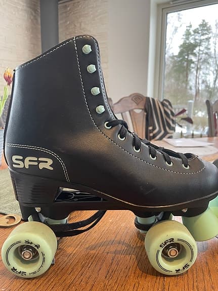 SFR Rullskridskor storlek 40 svart