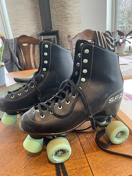 SFR Rullskridskor storlek 40 svart