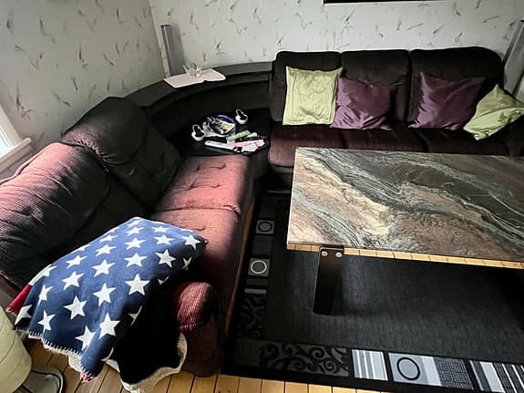 Sittriktig hörnsoffa med hörnbord och belysning