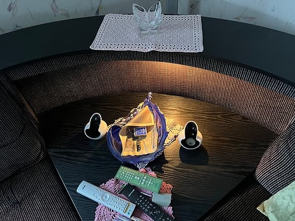 Sittriktig hörnsoffa med hörnbord och belysning
