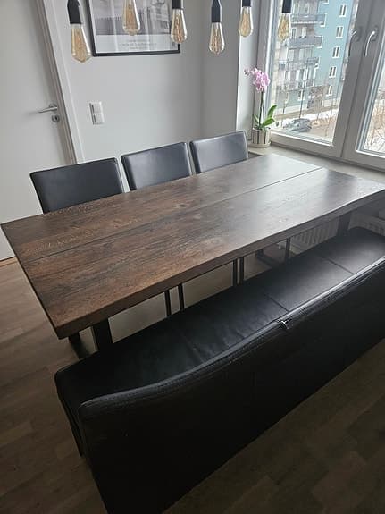 Säljer komplett matgrupp – massivt bord + stolar & soffa i svart läder