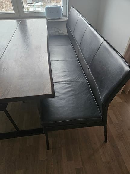 Säljer komplett matgrupp – massivt bord + stolar & soffa i svart läder