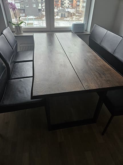 Säljer komplett matgrupp – massivt bord + stolar & soffa i svart läder