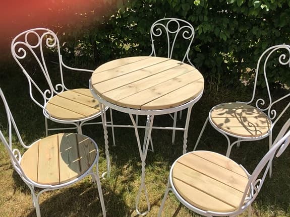 Trädgårdsmöbler i gjutjärn och tryckimpregnerade sitsar