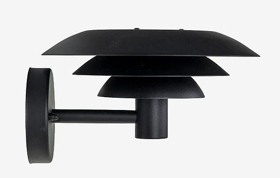 Dyberg larsen DL25 vägglampa ute
