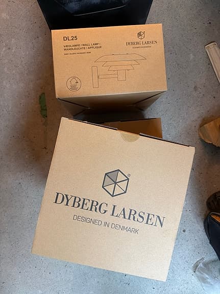 Dyberg larsen DL25 vägglampa ute