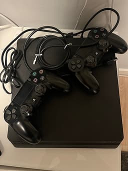 Playstation 4 Spelkonsol med två handkontroller inklusive spel