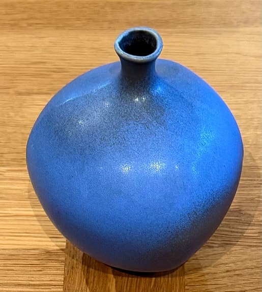 Blåsvart ”plommonformad” vas