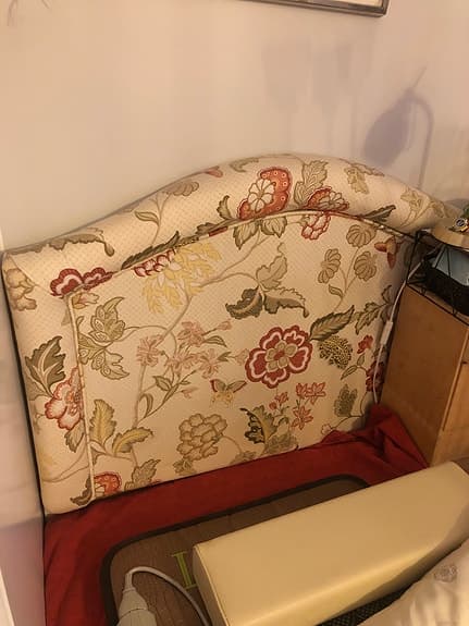Sänggavel och gardinerna i samma tyg