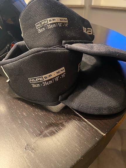 CCM Ishockeyskridskor Barnstorlek 34 2par, 2 hjälmar och 2 halsskydd