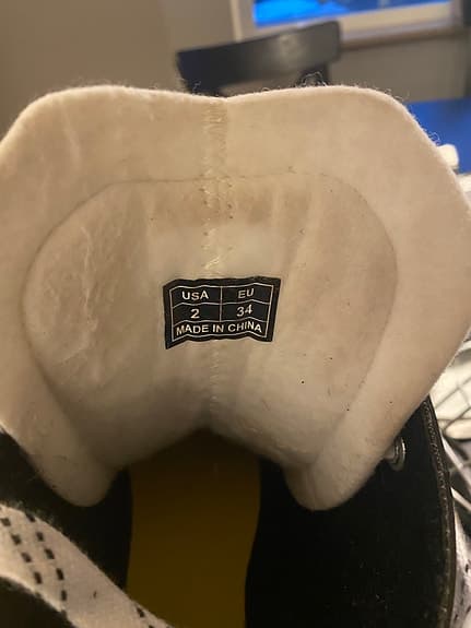 CCM Ishockeyskridskor Barnstorlek 34 2par, 2 hjälmar och 2 halsskydd