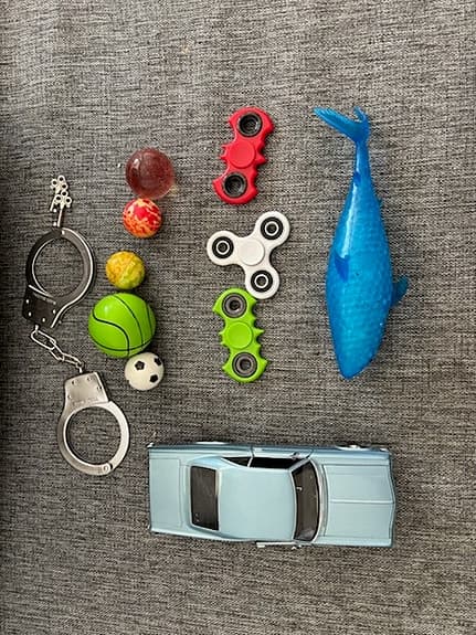 Leksakspaket med bil, fidget spinners och småbollar