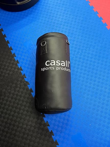 Casall Boxningssäck med väggfäste svart
