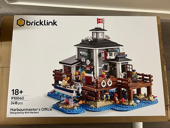 Oöppnad LEGO Bricklink Harbourmaster’s Office 910040